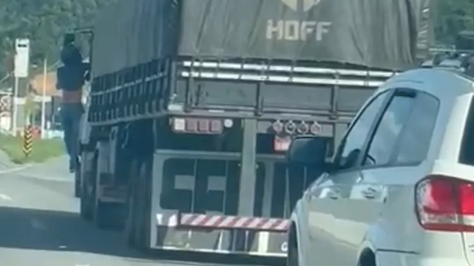 Caminhoneiro que arrastou moto por 32 km e matou mulher na BR-101 é condenado em Itajaí